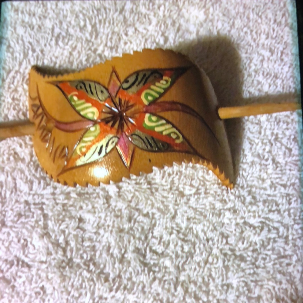 MOVING SALE NO HAGGLING WOMEN NO BRAND TAN WOODEN FLOWER MULTICOLORED HAIR CLIP.